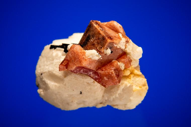 RHODOCHROSITE and AEGIRINE on ANALCIME