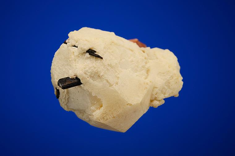 RHODOCHROSITE and AEGIRINE on ANALCIME