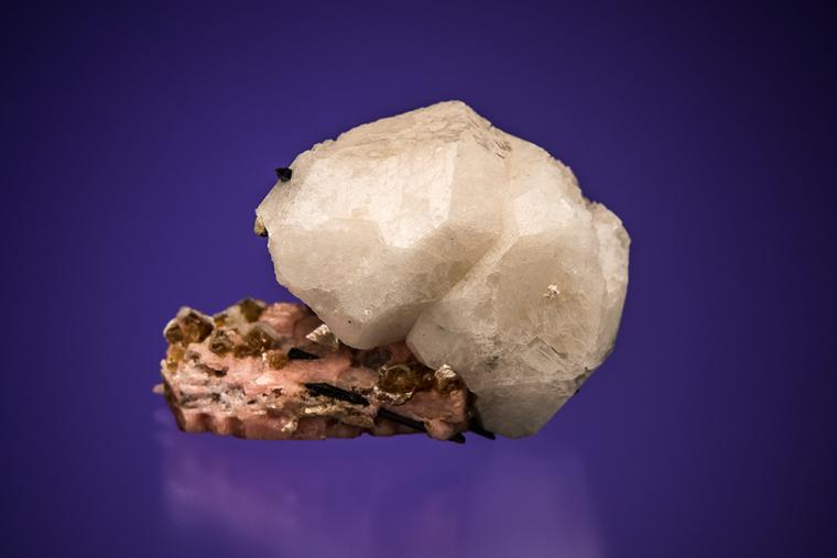 POLYLITHIONITE, SERANDITE and AEGIRINE on ANALCIME