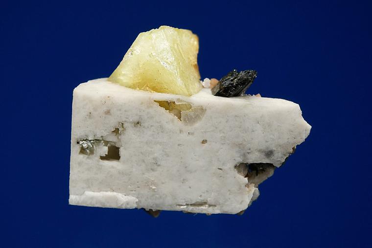 GENTHELVITE, AEGIRINE and RHODOCHROSITE on MICROCLINE