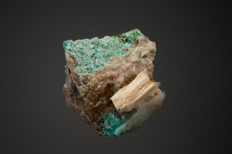 OLIVENITE on AJOITE