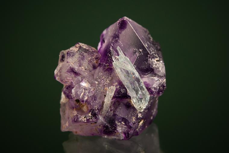 BERYL var. Aquamarine on FLUORITE (SPINEL twin)
