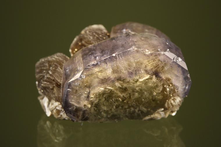 FLUORAPATITE with MUSCOVITE