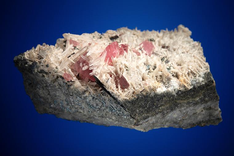 RHODOCHROSITE with HÜBNERITE and QUARTZ