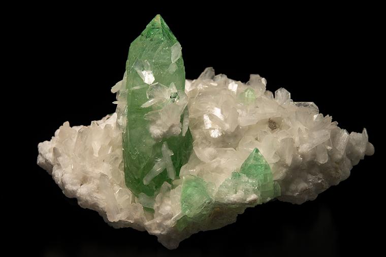 FLUORAPOPHYLLITE-(K) with STILBITE