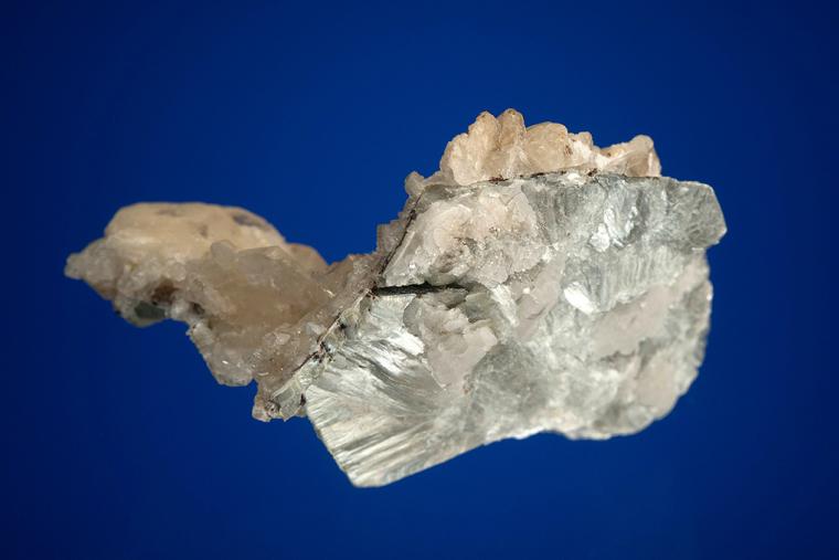 CALCITE on MUSCOVITE